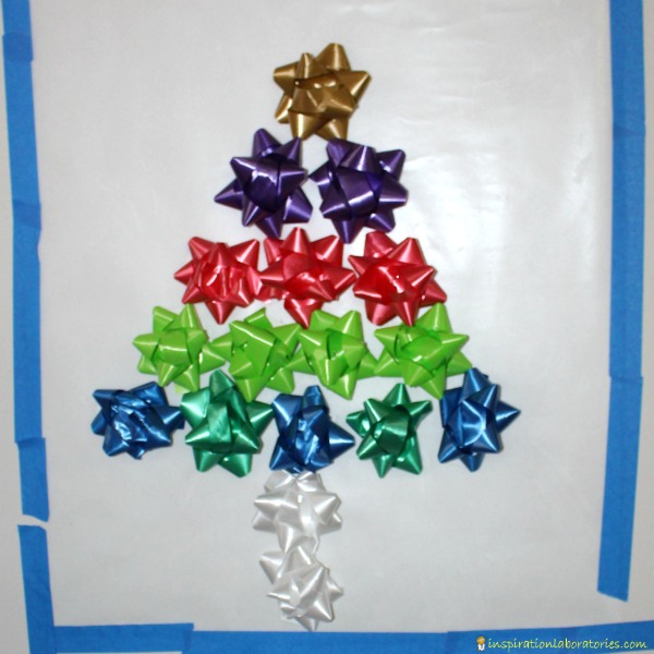 Make a Christmas tree with bows