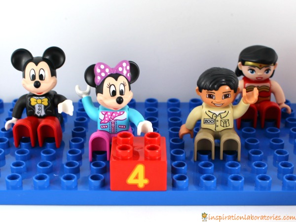  Use DUPLO figures to play a fun counting game.