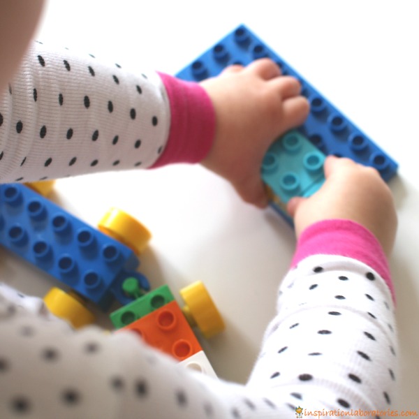 Play a fun counting game with DUPLO.