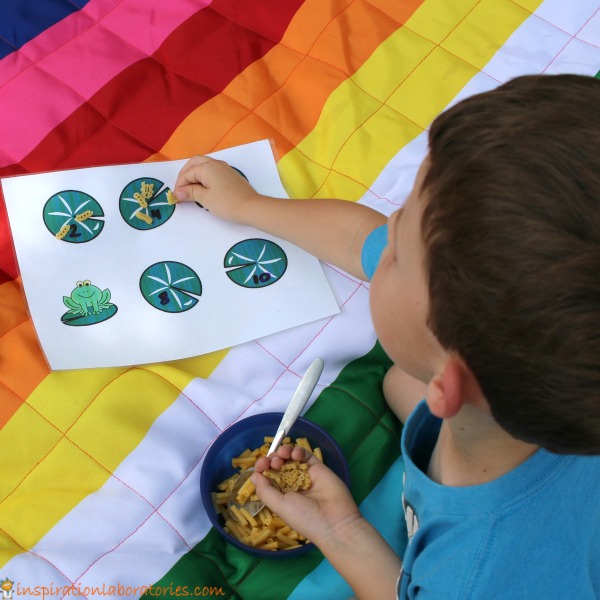 Get #BackToPlay and make mealtime your playground with these fun printable placemats. Practice number recognition, one to one correspondence, and counting with these counting placemats sponsored by Back to Nature Macaroni & Cheese.