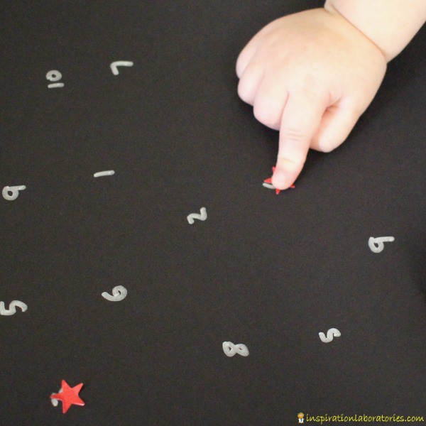 This star counting math activity is a great way to practice number recognition for preschoolers.